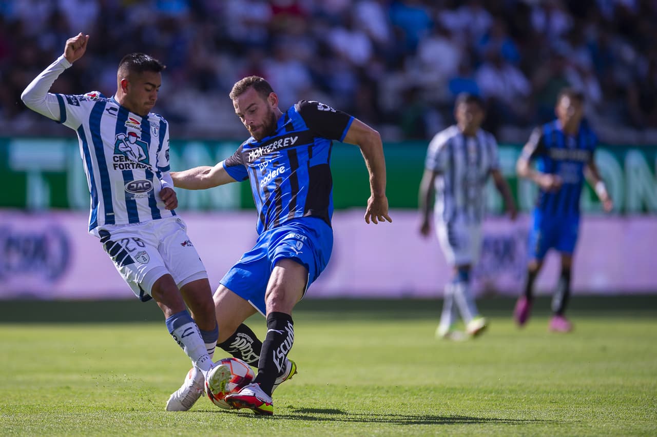 Gracias a un doblete de Luis Chávez y otro golazo de Roberto de la Rosa, el Pachuca dio cuenta de los Rayados.