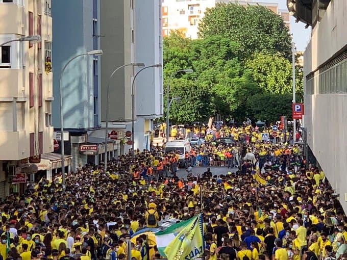 Fans del Cádiz desafían al coronavirus y no ascienden a LaLiga