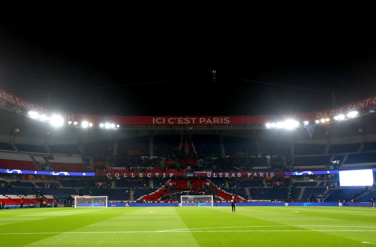 Paris ha vuelto a ser una gran fiesta este miércoles en la previa del juego de Champions League entre el Paris Saint-Germain y el Manchester United. Cientos de aficionados ingleses llegaron hasta la capital francesa en donde los locales buscarán defender su diferencia conseguida del Old Trafford.