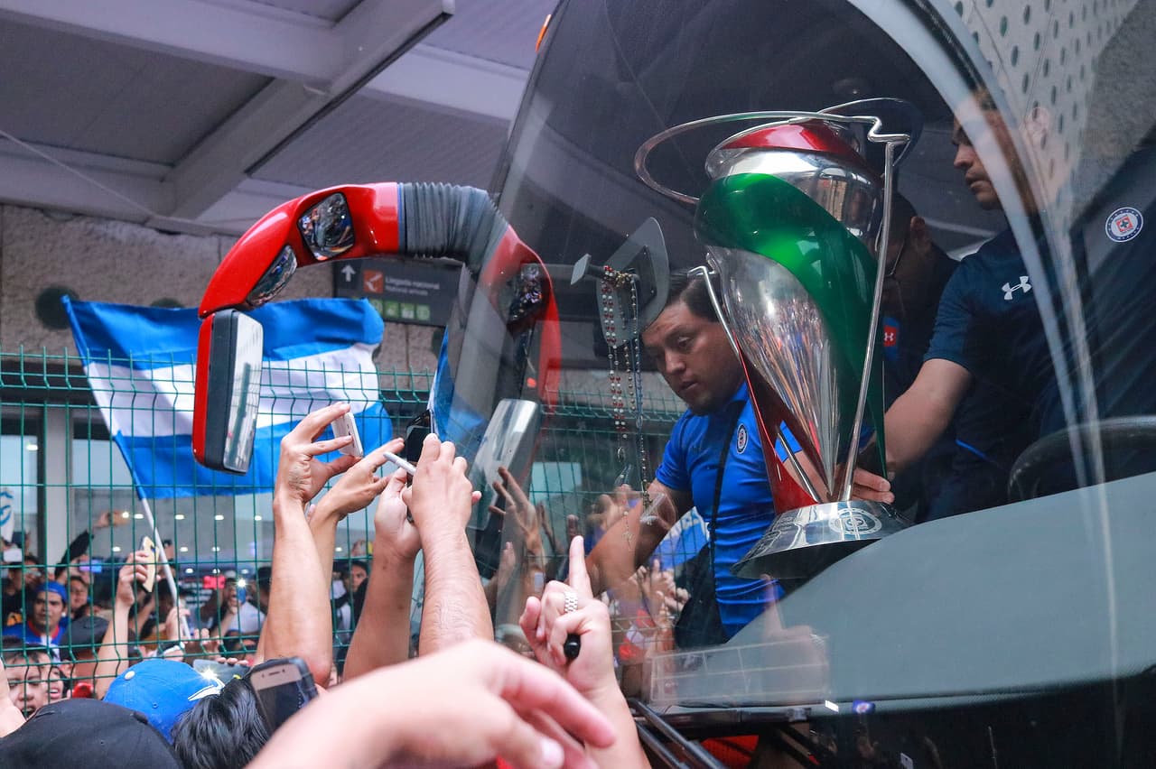 Todos querían estar cerca del preciado trofeo y la consigna de la afición era que se trataba de uno de dos, es decir, quieren el doblete.