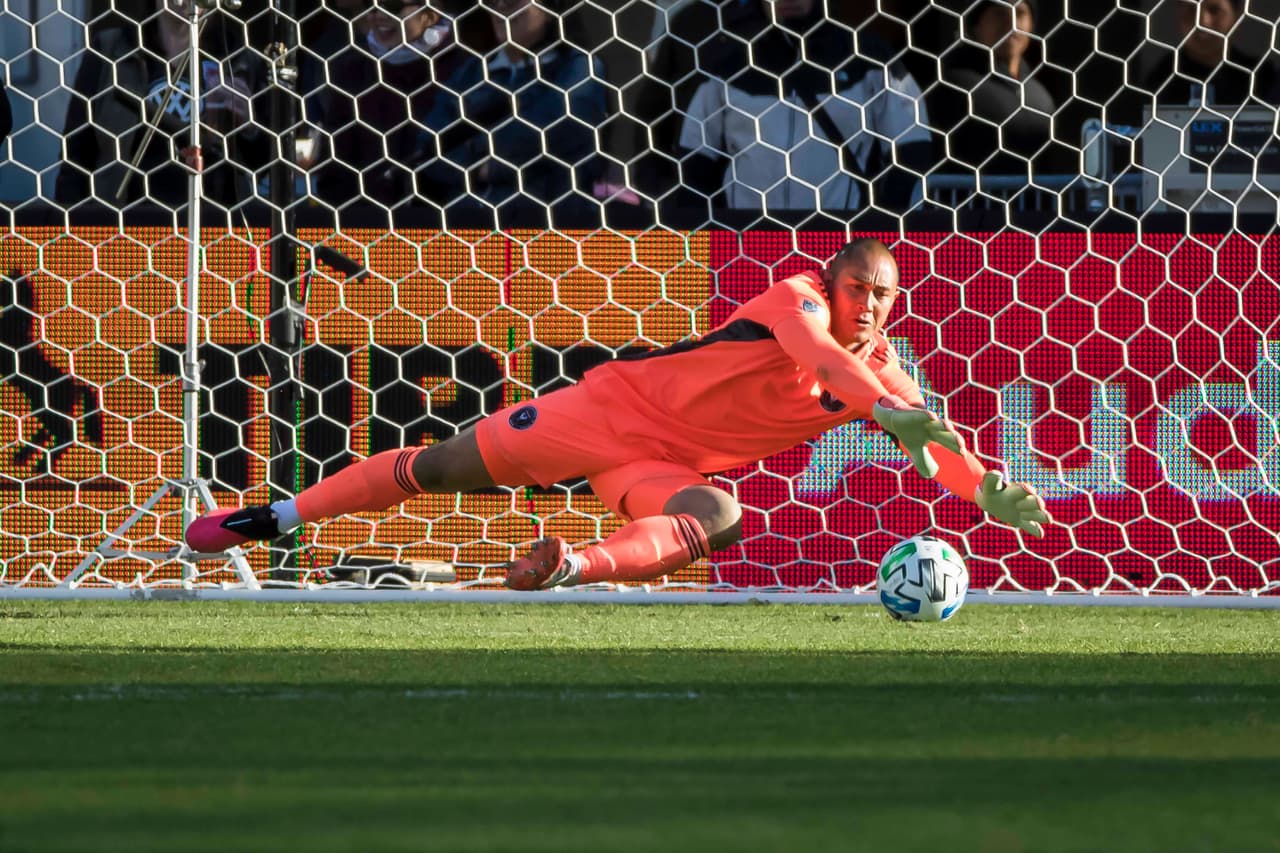 Luis Robles se lanza por el balón para evitar la caída de su marco.