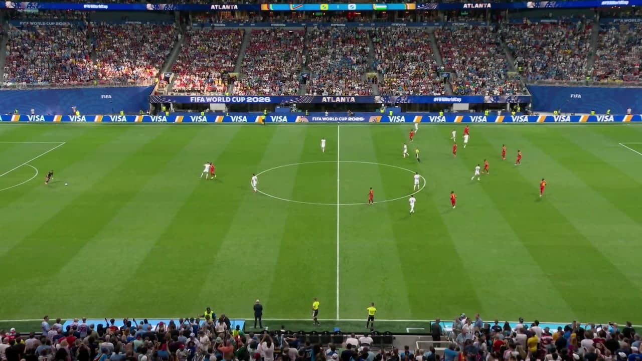 Arranca el partido y la pelota está en juego.