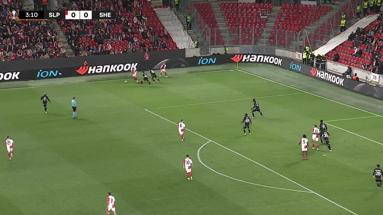 ¡GOL!  anota para Slavia Prague. Mojmír Chytil