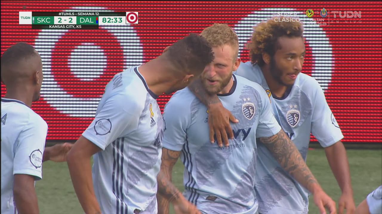 ¡Cabezazo letal! Russell logra el empate de 2-2 con un gran remate en el área chica