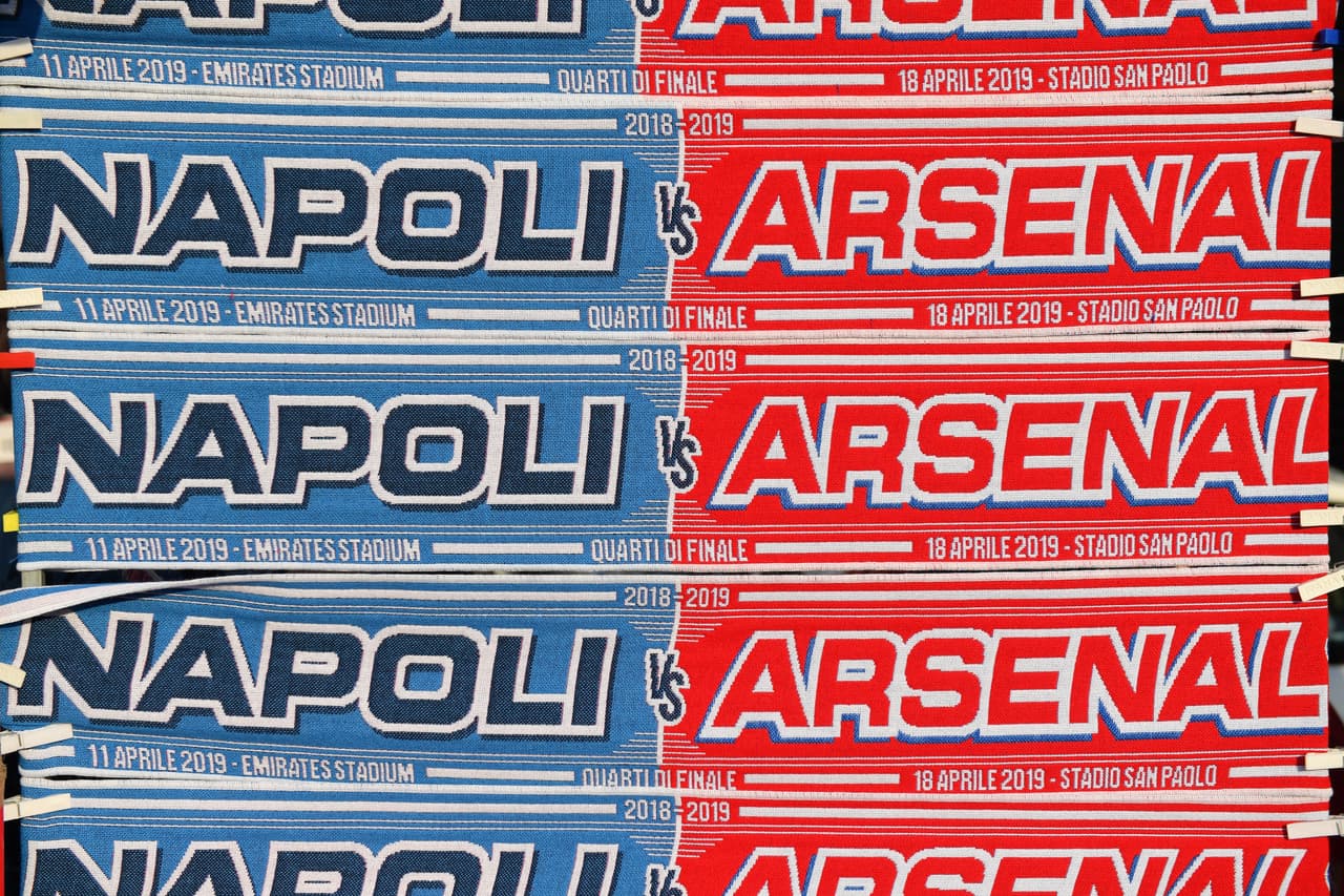 Los fanáticos le dieron su sello a la previa del duelo entre Napoli y Arsenal, donde la intensidad se mezcla con el colorido en el estadio San Paolo para el juego de vuelta de Cuartos de Final de la Europa League.
