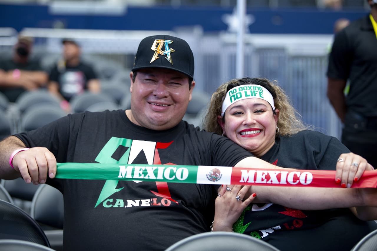 Aficionados disfrutan de las peleas previas al evento estelar entre Saú el 'Canelo' Álvarez y Billy Joe Saunders.