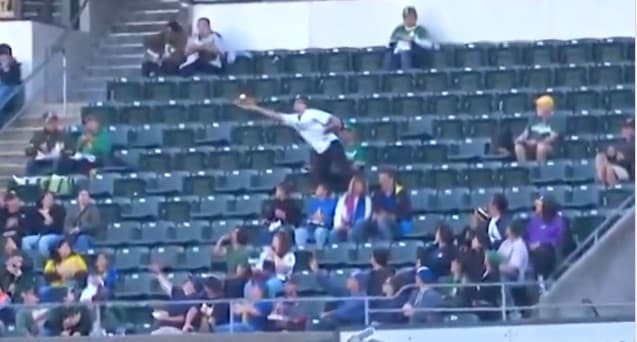 ¡Increible! Fanático de los Athletics atrapa tres bolas en un solo juego 