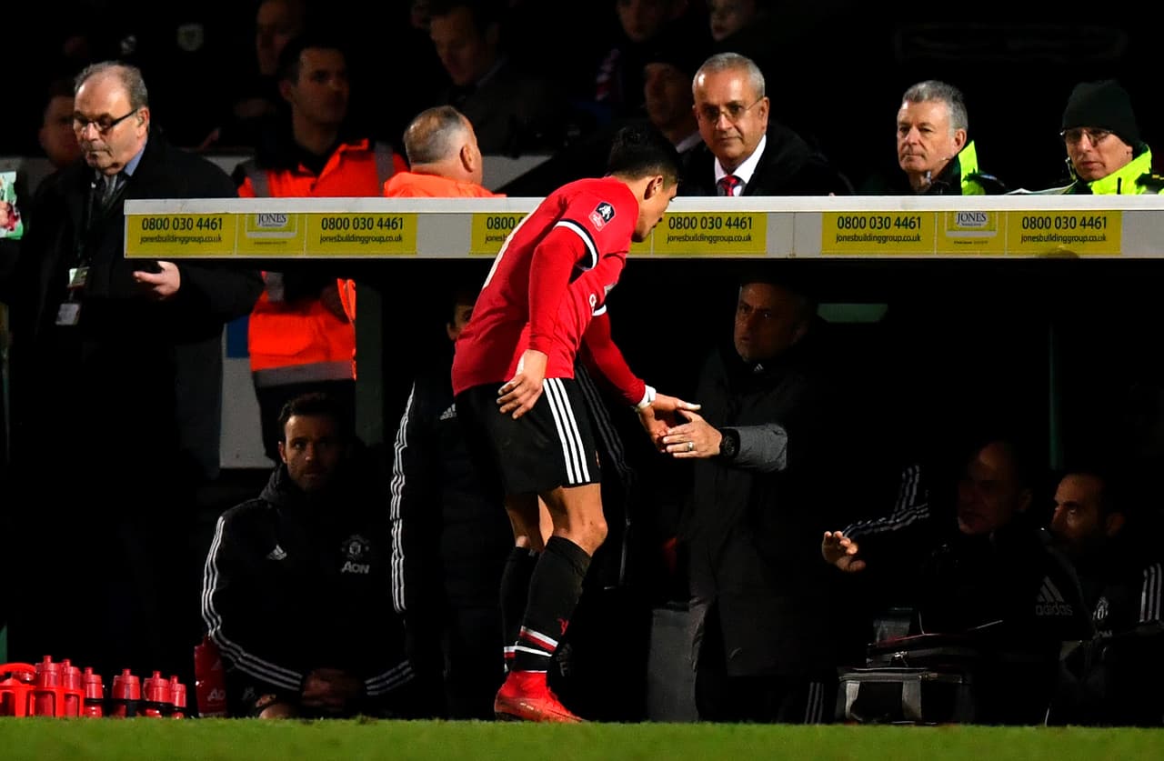 Por su parte, Alexis conseguía su primera asistencia con la camiseta del Manchester United. Un inicio prometedor. Su partido acabó al minuto 72 cuando Mourinho lo sacó por Lingard.