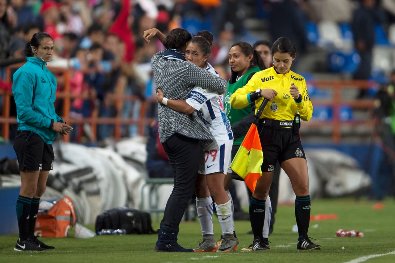 Lizbeth Ángeles celebró con su entrenadora el primer tanto de la final en el primer tiempo, lo que le dio tranquilidad a las locales.