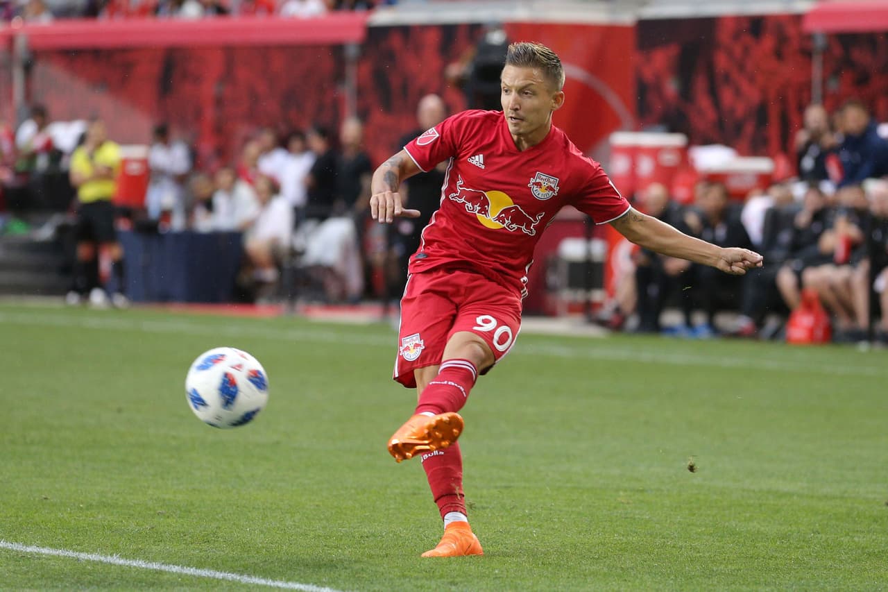 Marc Rzatkowski hizo un despliegue descomunal en el triunfo por 2-0 de New York Red Bulls ante Atlanta United. Duelo de líderes en la Conferencia Este que se quedó en poder del conjunto taurino. (USA Today Images)