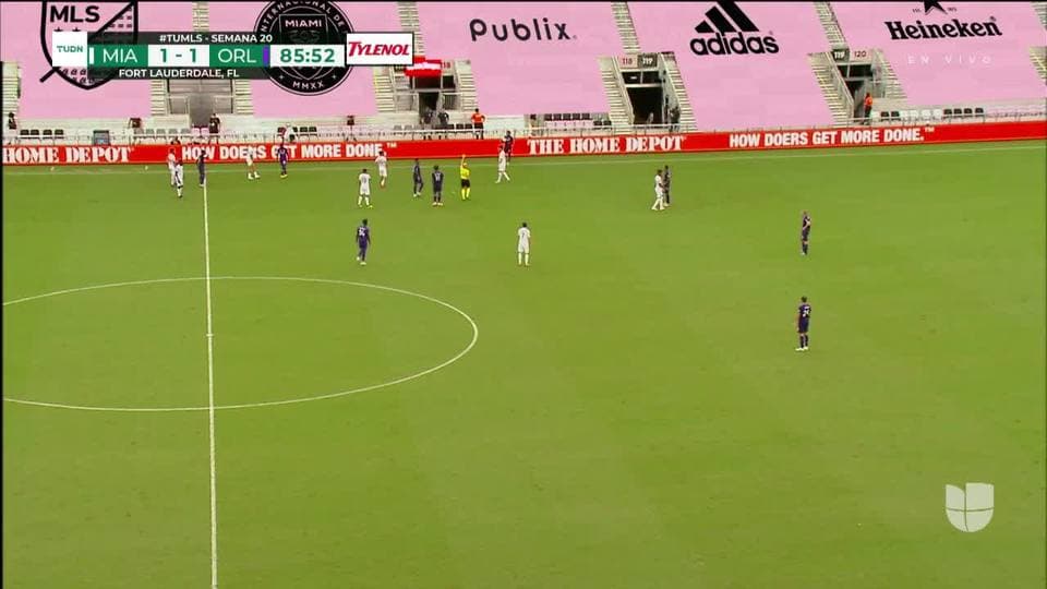 Tarjeta amarilla. El árbitro amonesta a Ruan de Orlando City SC