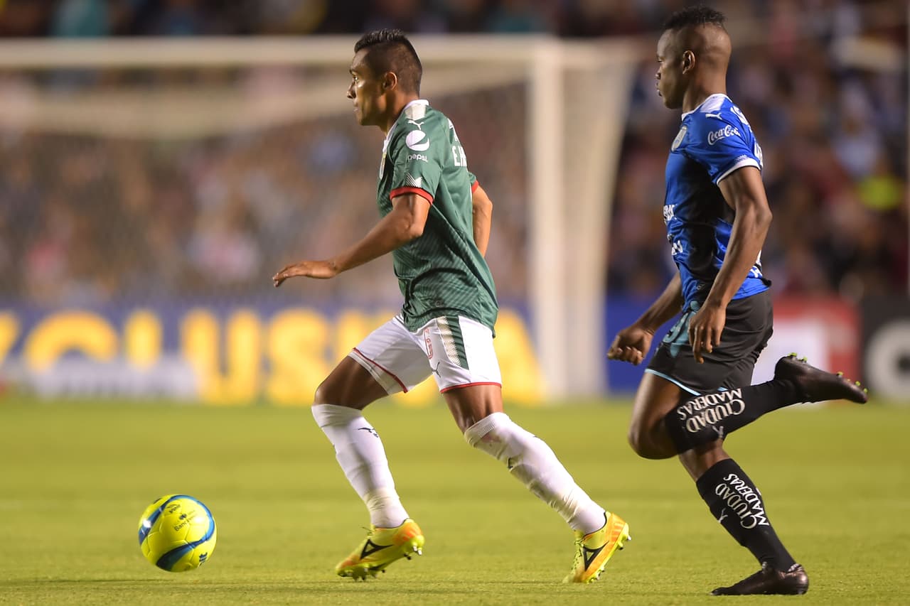 Con la ventaja para los Gallos Blancos el partido se fue al descanso.