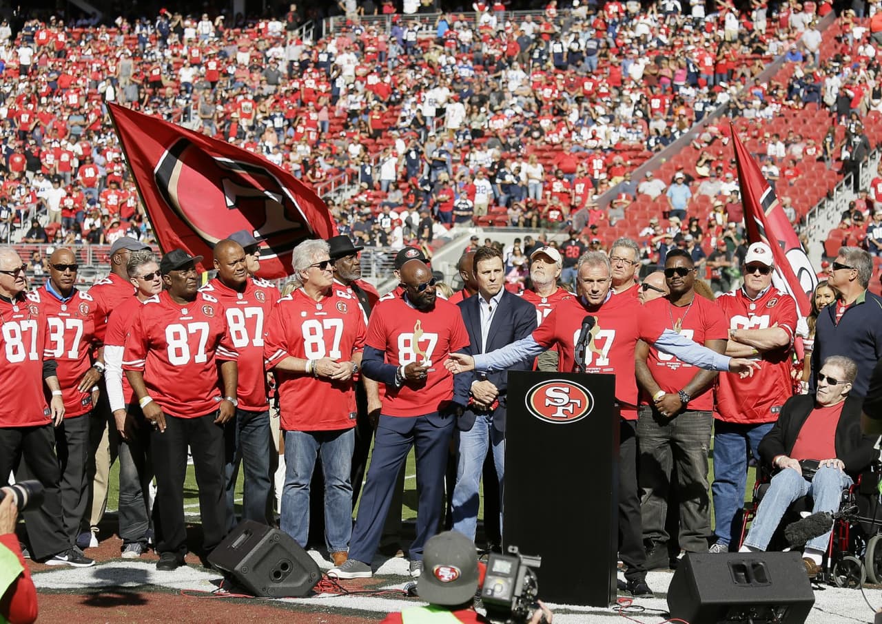 Al medio tiempo, leyendas de los 49ers, encabezados por Joe Montana, homenajearon al exreceptor Dwight Clark.