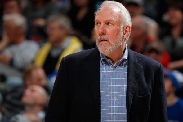 Con el triunfo de los San Antonio Spurs la noche del lunes, Gregg Popovich consiguió su victoria 1,000 como entrenador del equipo.