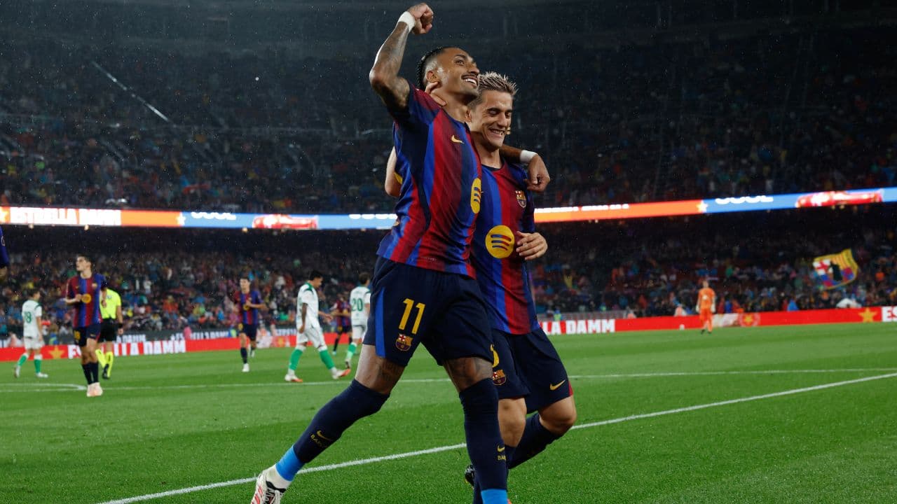 Barcelona remonta a Sevilla con triplete de Raphinha
