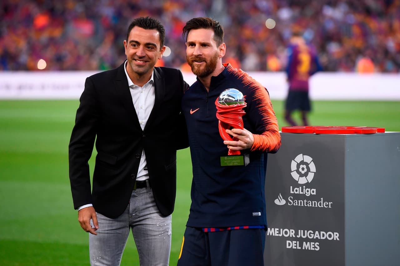 Su excompañero y amigo Xavi Hernández estuvo en la jornada de despedida.