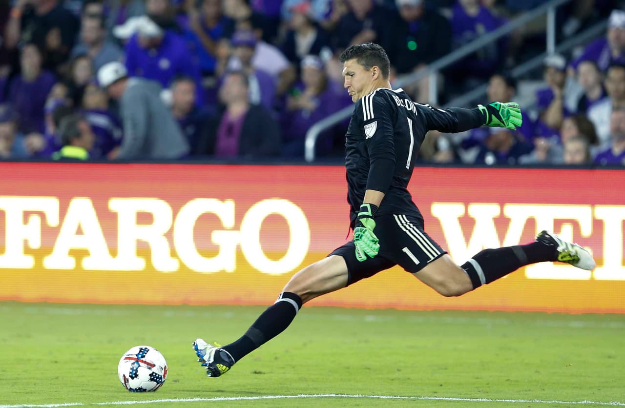 Joe Bendik de Orlando City brilló entre los palos en el triunfo de su equipo por 1-0 ante New York City FC en el primer partido jugado en el nuevo estadio del club.