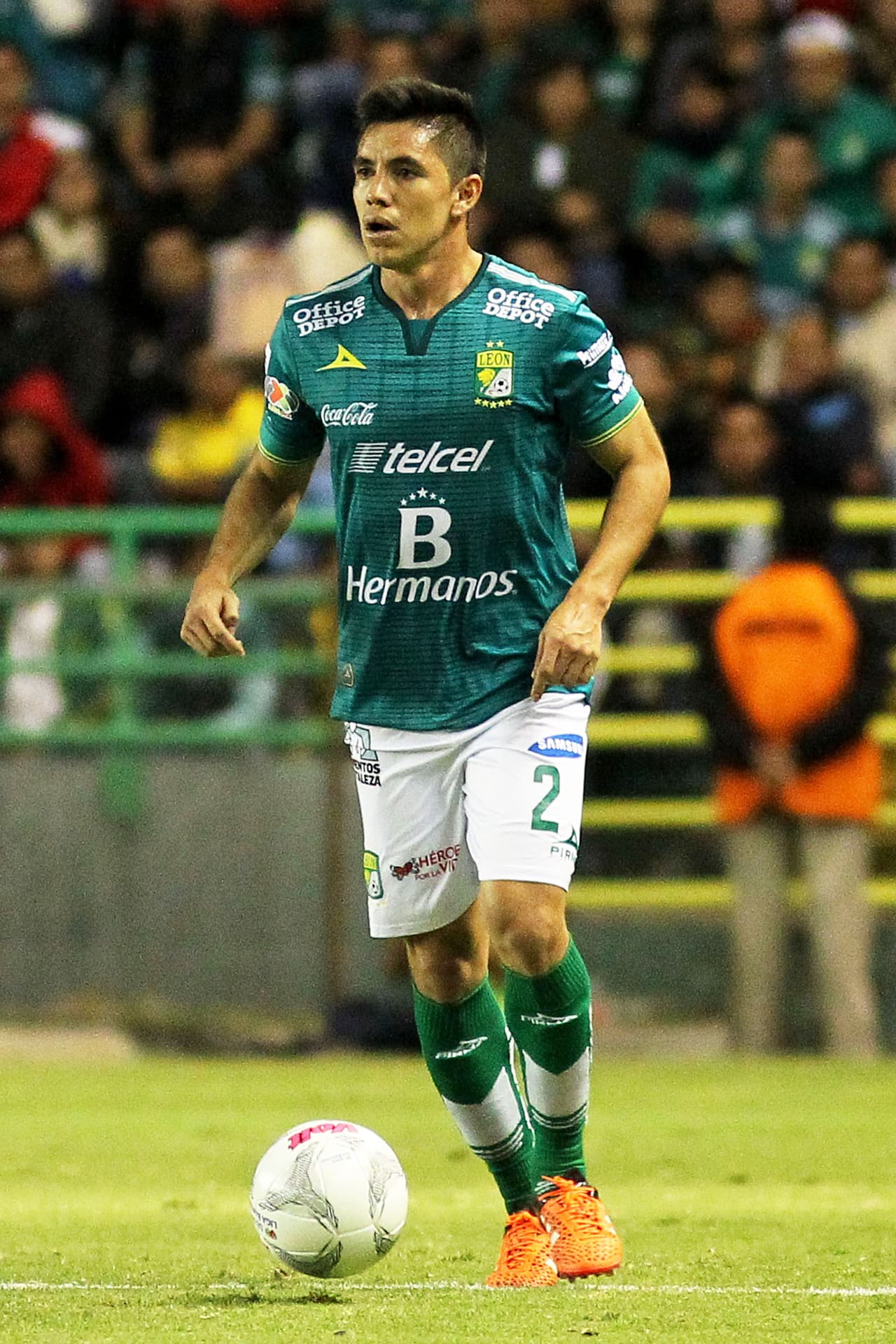 Efráín Velarde, León.- El 'Chispa' logró frenar los ataques de Santos en el Nou Camp, logrando sumar 7 puntos en la Jornada 1, su valor en el UD Fantasy es de 4.1 millones.