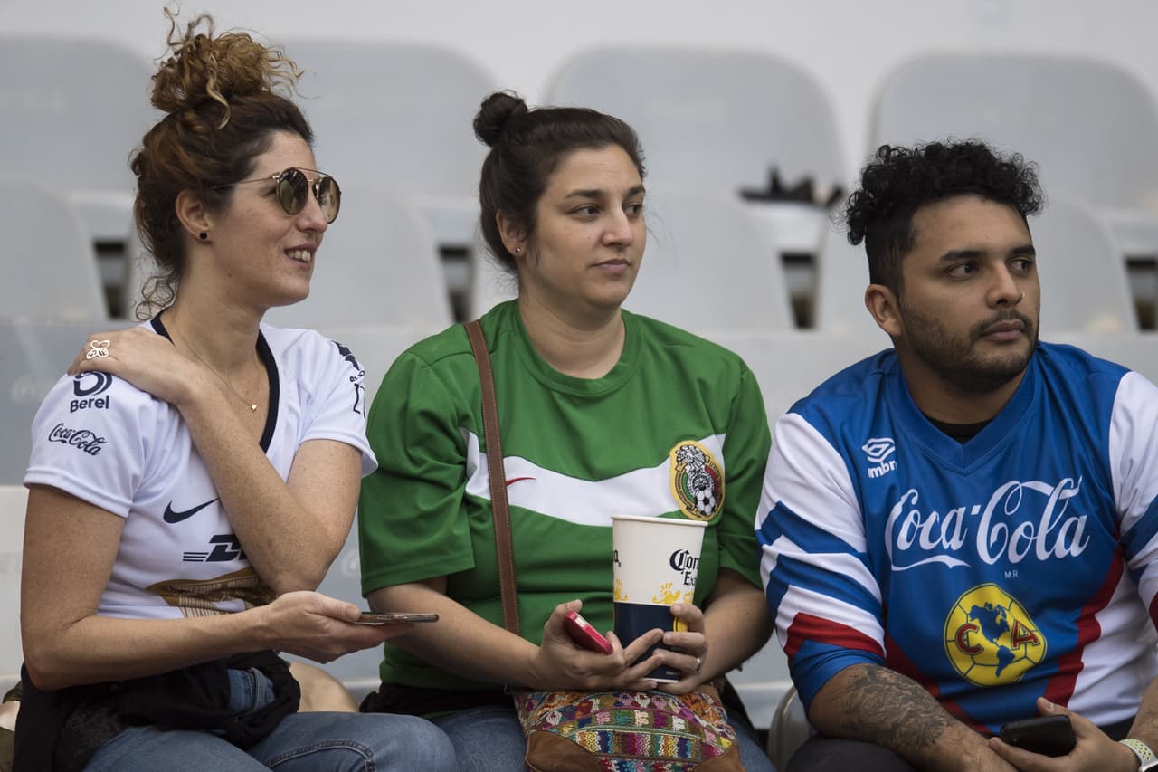 Dentro del Estadio Azteca los fanáticos de América y Pumas aguardan por el inicio de la Semifinal.