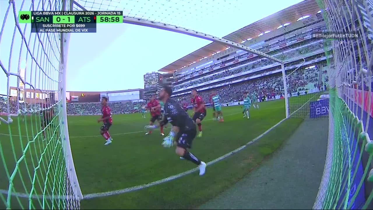 ¡CERCA! Emmanuel Echeverría disparó que se estrella en el poste.