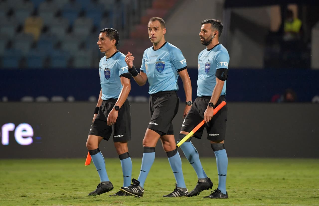 Los árbitros para el debut de México y Argentina en Copa América