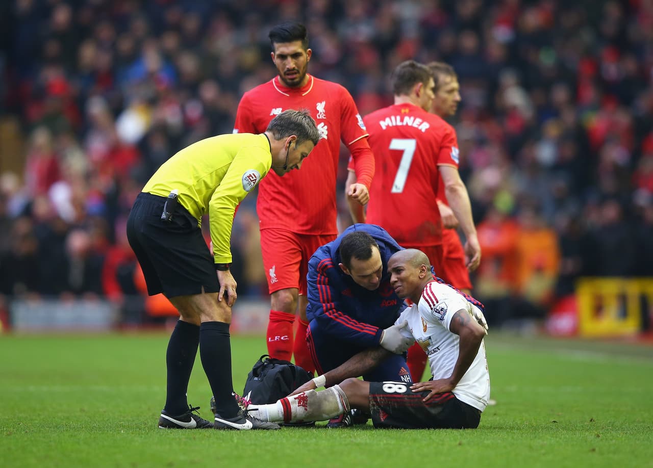 El lateral-volante de Manchester United tuvo que salir del campo de juego al no recuperarse de un choque. Pese a que las asistencias intentaron aliviarlo no pudieron.