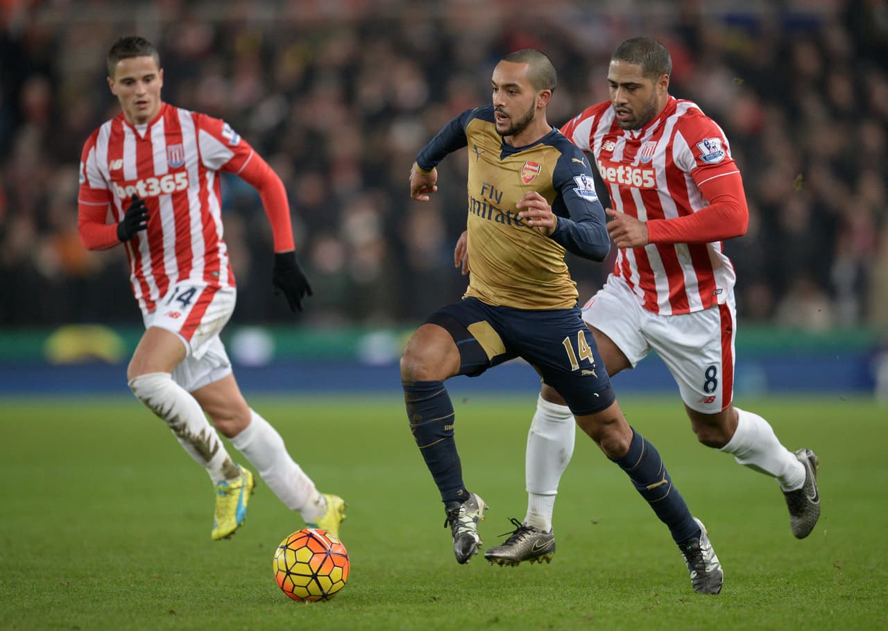 Theo Walcott intentó ocupar su velocidad y explosividad al frente pero no fue suficiente, la buena marca escalonada del Stoke limitó al líder de la Premier.