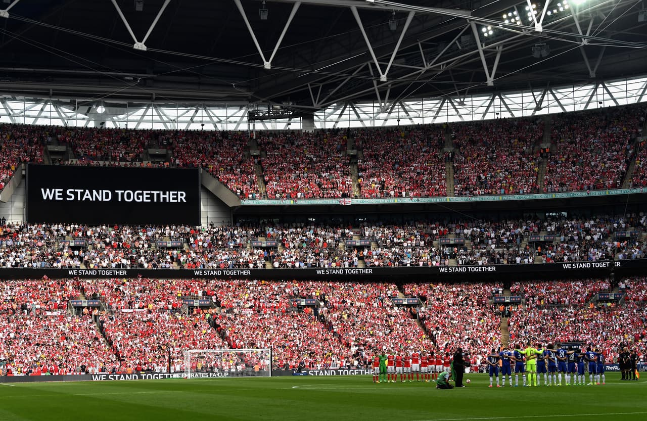 A pesar de la tristeza por lo sucedido en Manchester, el ambiente de fútbol estuvo festivo para el enfrentamiento entre esots dos grandes.