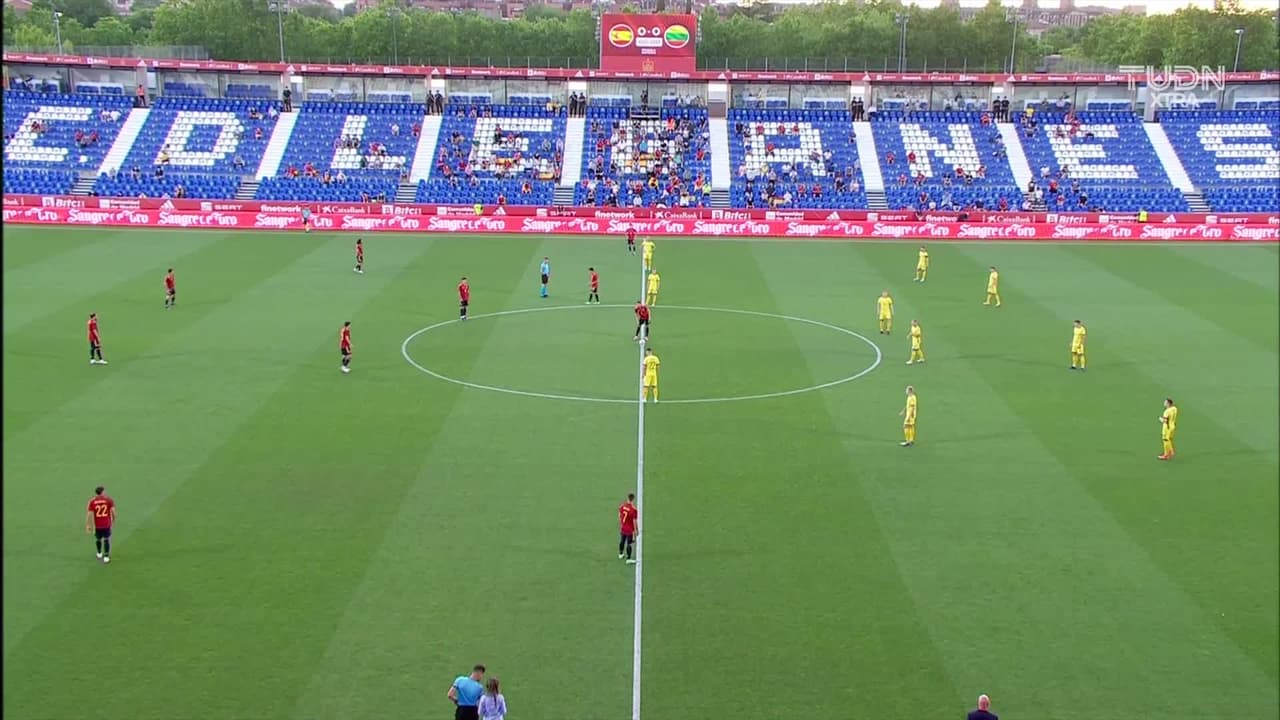 Arranca el partido y la pelota está en juego.