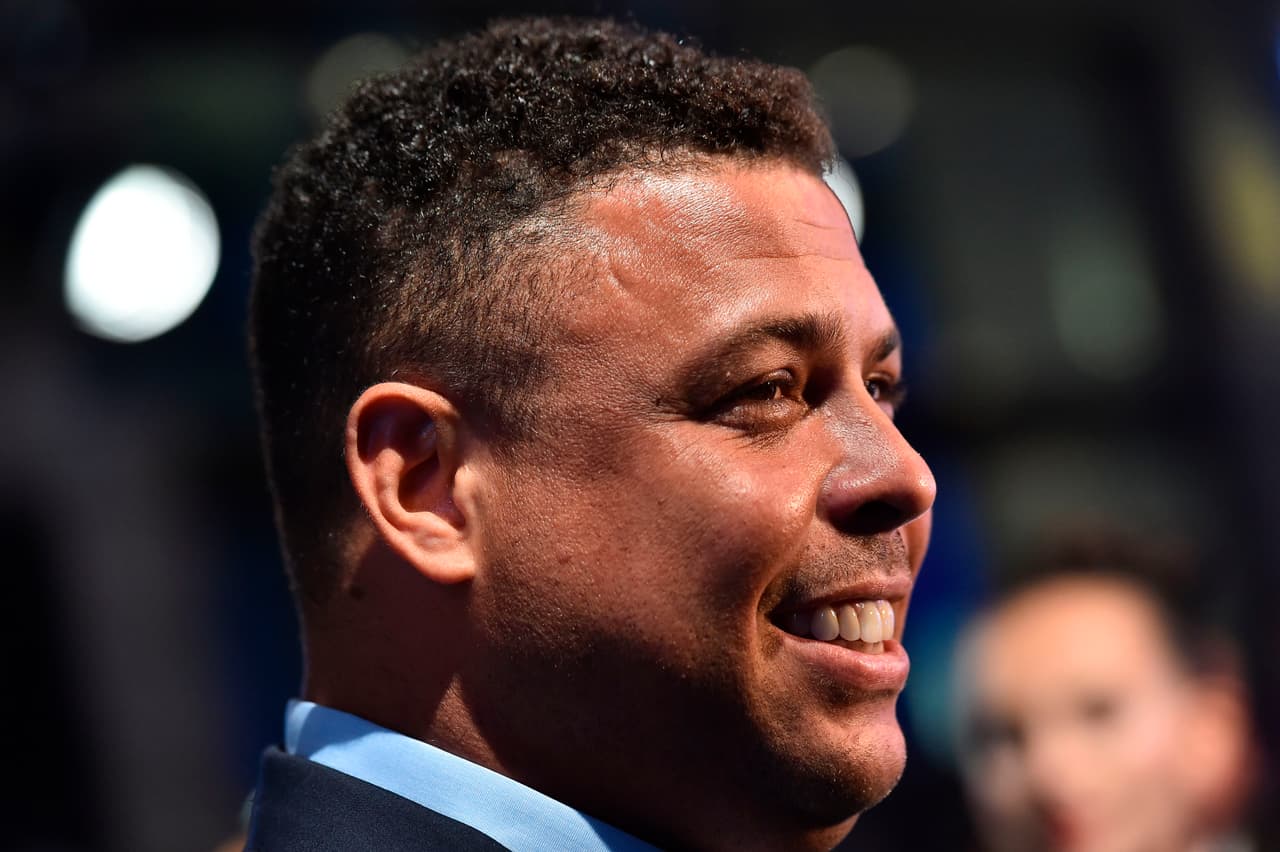 Brazil's former player Ronaldo Luis Nazario de Lima arrives for The Best FIFA Football Awards ceremony, on October 23, 2017 in London. / AFP PHOTO / Glyn KIRK (Photo credit should read GLYN KIRK/AFP/Getty Images)