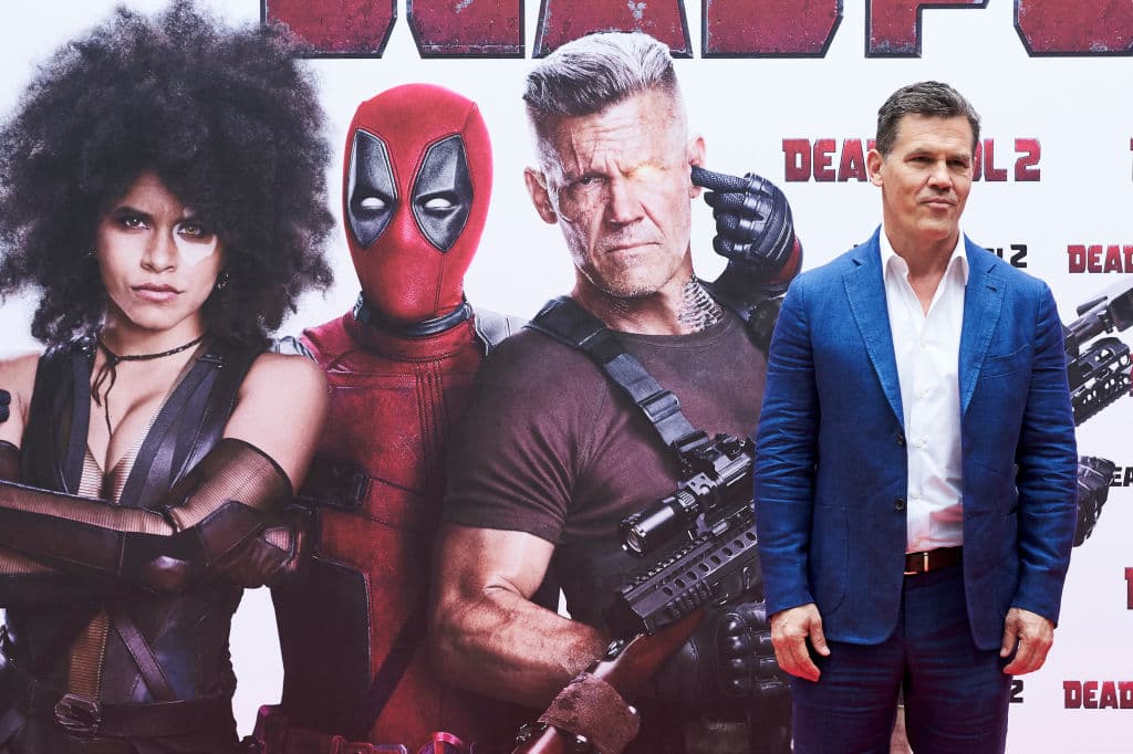 Tras perder el control de su motocicleta durante una acrobacia, se estrelló contra una ventana de un edificio al otro lado de la calle.