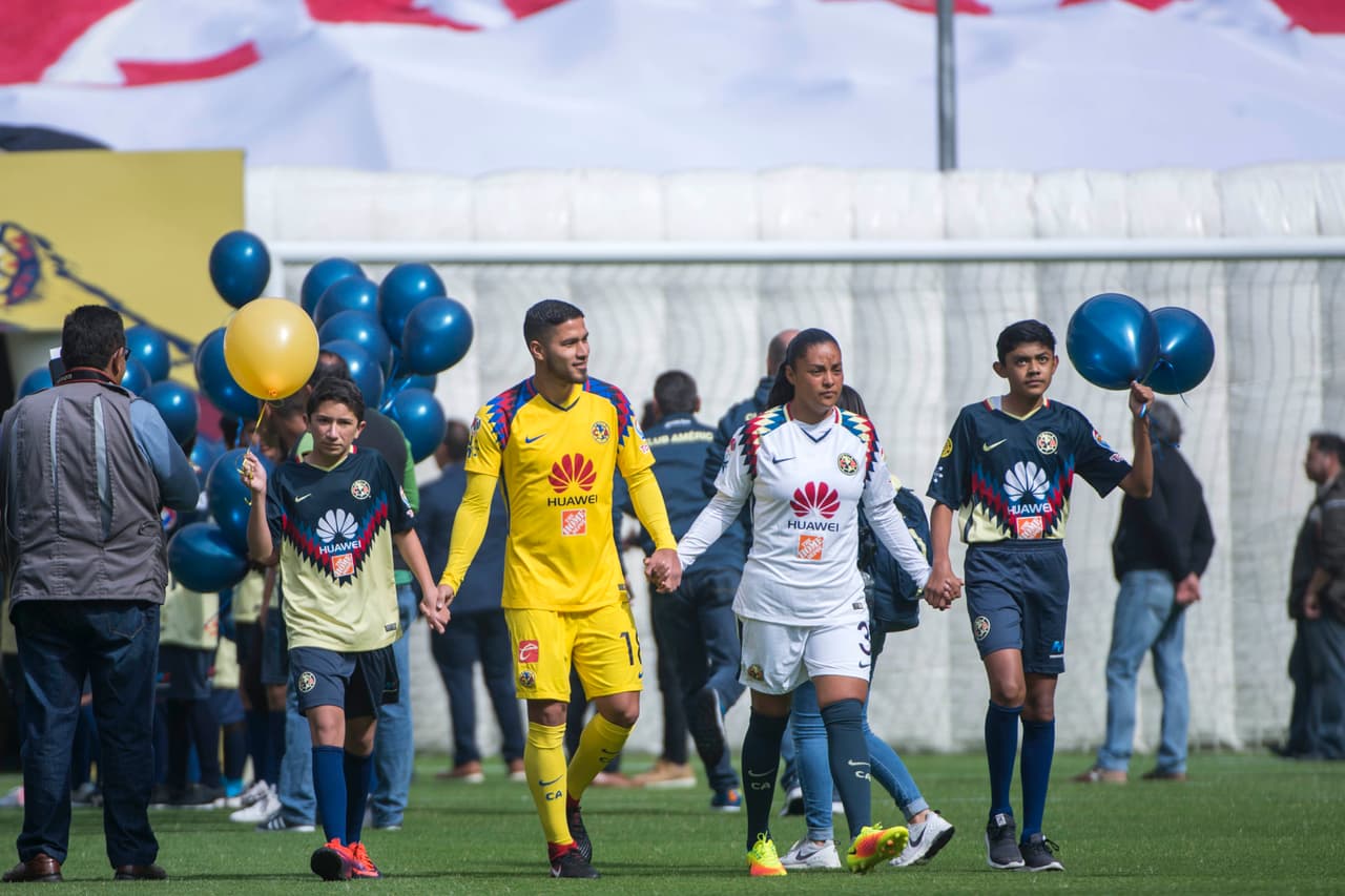 Las Águilas, tanto el equipo varonil y femenil, convivieron con los aficionados y se tomaron la foto oficial con ellos en el Estadio Azteca.