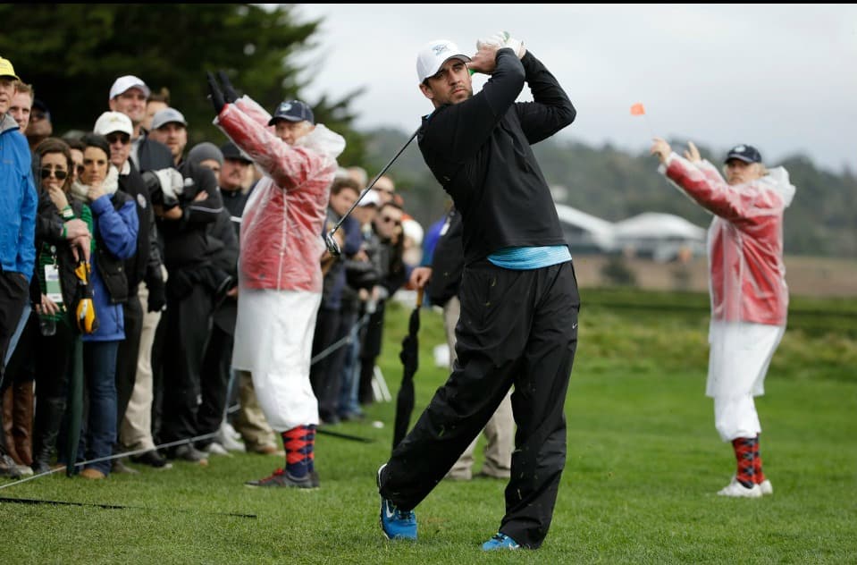 Por favor silencio que Aaron Rodgers se concentra previo a su tiro en el último hoy del Pebble Beach Pro-Am Golf Tournament. Rodgers es miembro de la organización caritativa crear conciencia con gente que quiere cambiar el mundo.