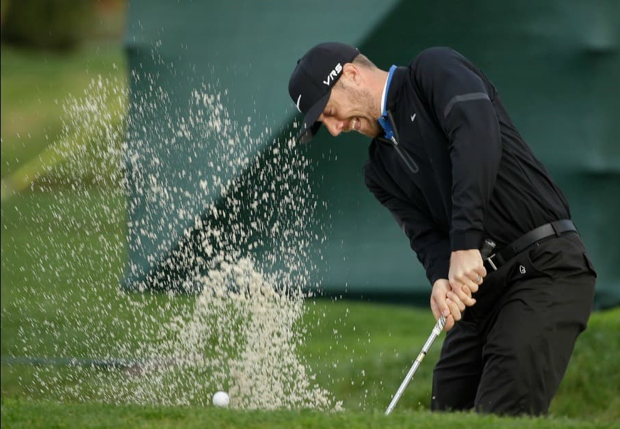 Alex Smith, quarterback de Kansas City Chiefs, también tiene problemas en la arena de Pebbel Beach. Smith está involucrado en su propia fundación de apoyo educativo a niños y jóvenes sin recursos económicos.