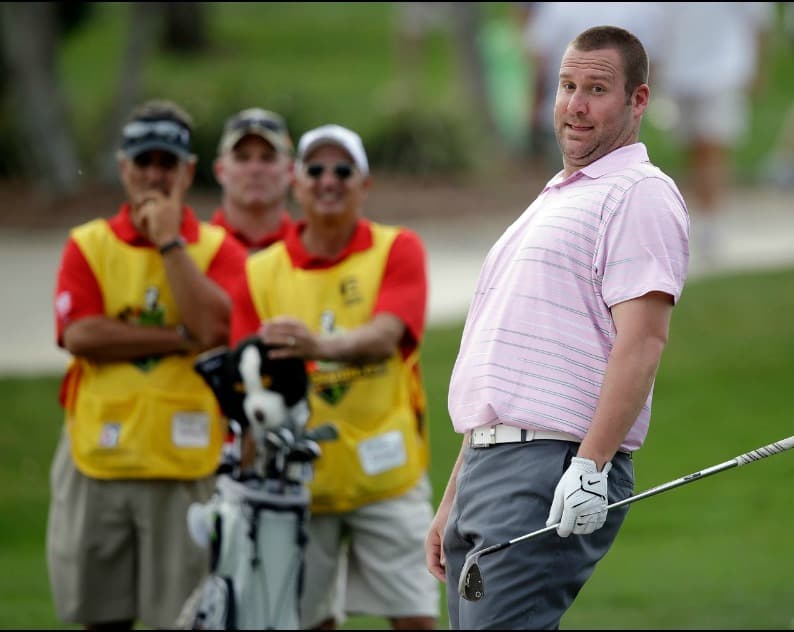 Ben Roethlisberger, quarterback de Pittsburgh Steelers, parece dirigir con la mirada su tiro que se va afuera del green durante el Torneo Pro-Am en Palm Beach Gardens.
