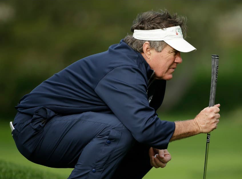 El coach Bill Belichick sabe algo sobre lectura de estrategia, todo está calculado para ganar y también dedica tiempo libre para participar en eventos de golf con causa social.