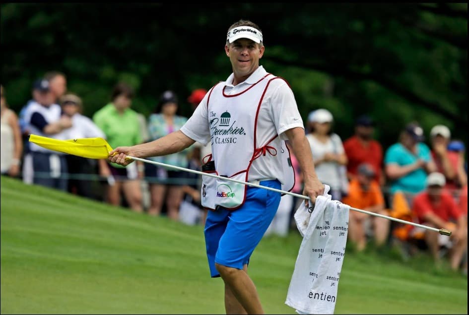 Sean Payton, entrenador en jefe de New Orleans Saints, se dio tiempo para ser caddie de su amigo el golfista profesional Ryan Palmer durante el Greenbrier Classic PGA Tour.
