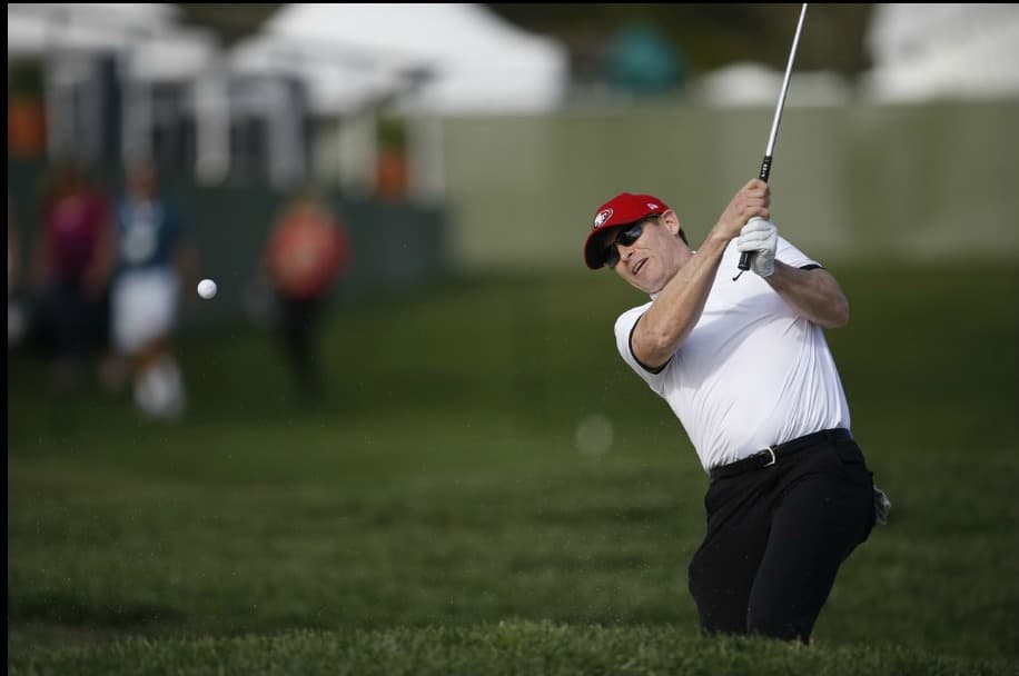 Steve Young, ex quarterback de San Francisco 49ers y miembro del Salón de la Fama durante su participación en el Torneo Chevron’s, evento a beneficio de la educación y que es previo al AT&T National Pro-Am en Pebble Beach, California.