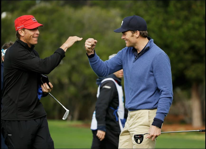 Tom Brady está acostumbrado a ganar en cualquier competencia, incluso las de beneficio para causas sociales. El quarterback de los Patriots también participa en carreras de bicicleta.