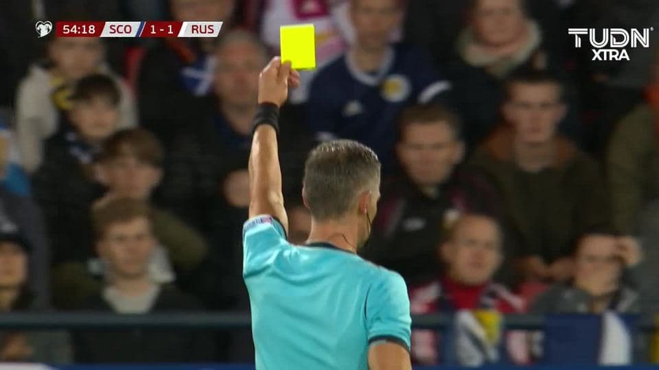 Tarjeta amarilla. El árbitro amonesta a Roman Zobnin de Russia