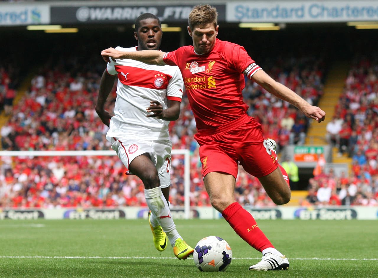 Pese a que en 2013 ya tenía permiso de trabajo del Reino Unido, el Arsenal decidió cederlo por otro año, ahora en el Olympiacos de Grecia. Aquella fue su mejor temporada goleadora con ocho anotaciones.