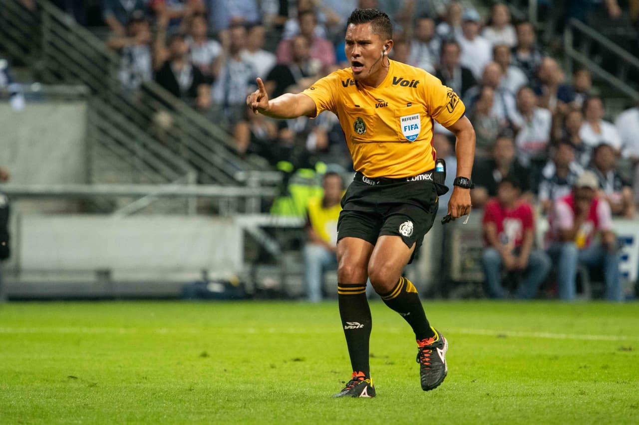 A los 39 minutos, en lo que parecía era un penalti sobre Rogelio Funes Mori, el árbitro asistente había marcado un fuera de juego. La repetición en televisión validó la decisión arbitral.