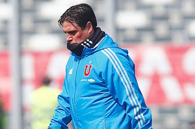 Hoyos solo estuvo en un equipo dirigiendo por más de un año y en el resto no superó ese tiempo. Registra un ascenso, un descenso y dos títulos.