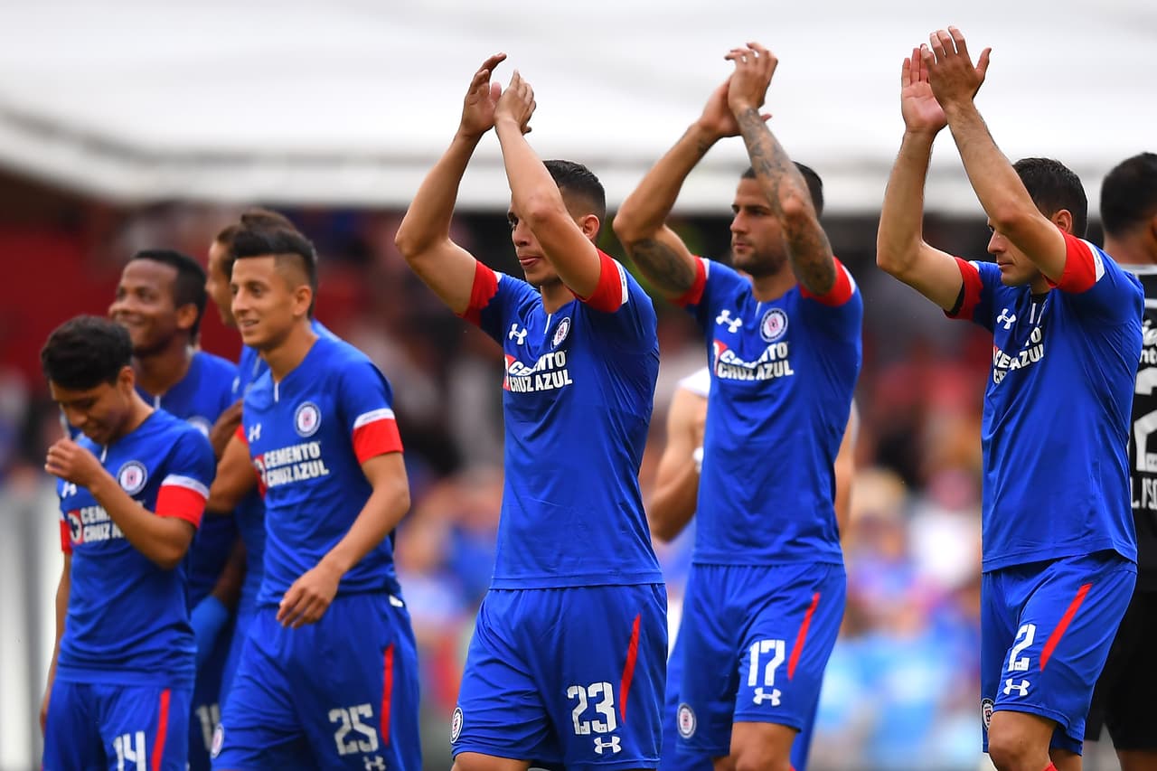MEXICO CITY, MEXICO - JULY 21: Players of Cruz Azul celebrate after winning the 1st round match between Cruz Azul and Puebla as part of the Torneo Apertura 2018 Liga MX at Azteca Stadium on July 21, 2018 in Mexico City, Mexico. (Photo by Hector Vivas/Getty Images)