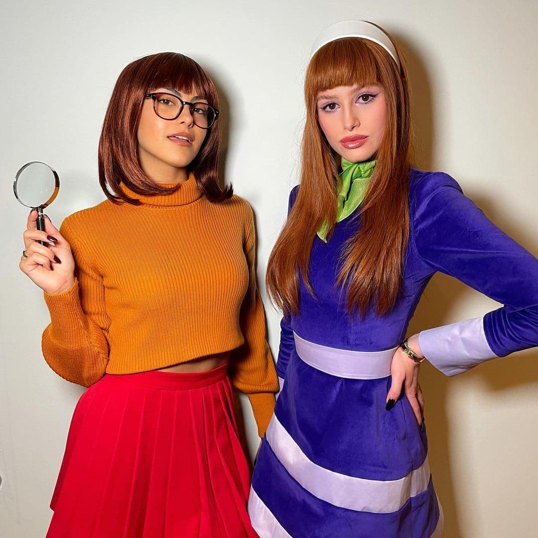 Cami Mendes and Madelaine Petsch como Velma y Daphne de Scooby Doo.