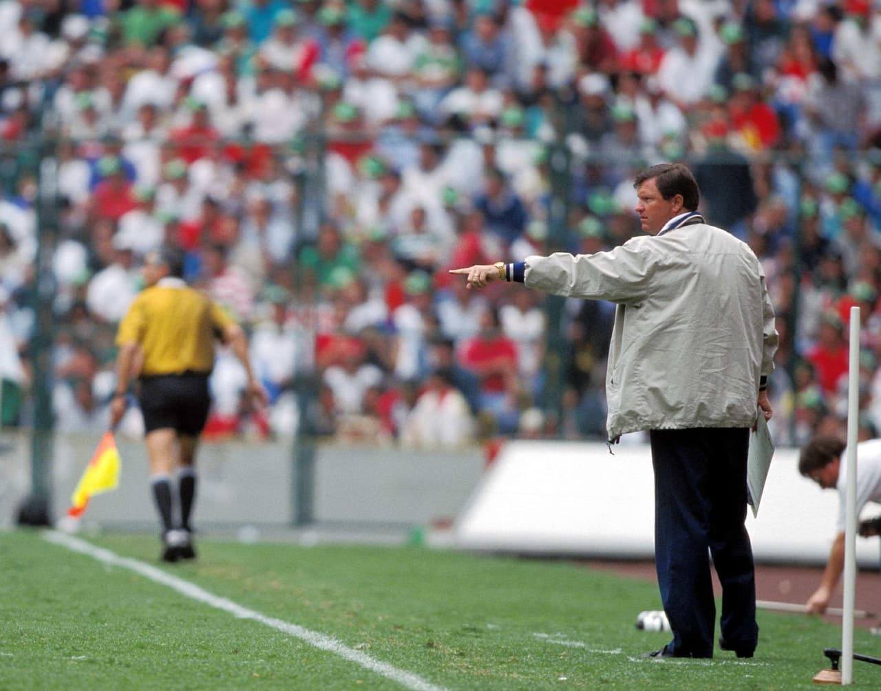 El estratega estadounidense era Steve Sampson, quien antes fue auxiliar técnico de Bora Milutinovic en el Mundial 1994.