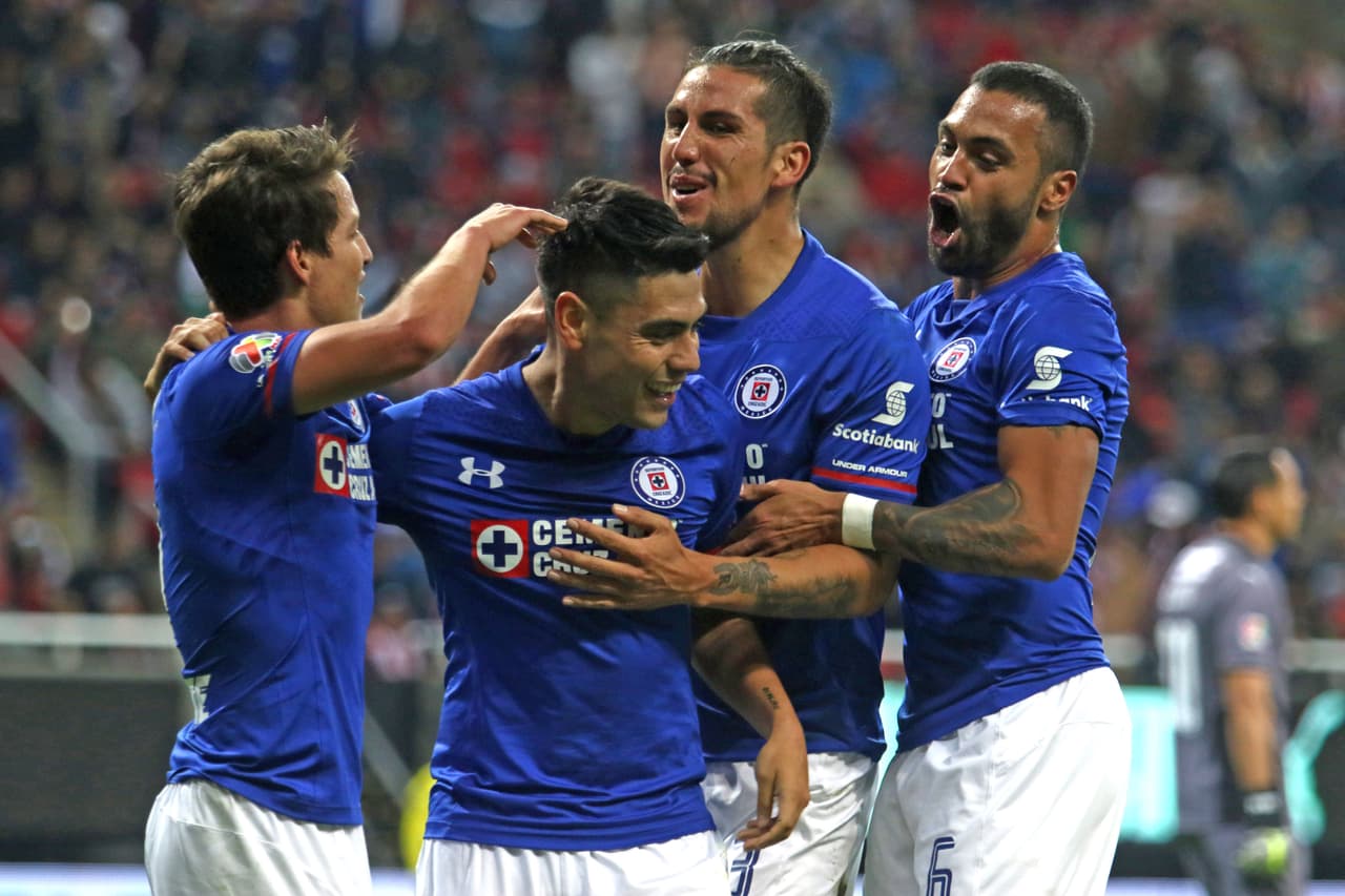 Tras recuperar el balón en su propio campo, Fierro y Mora avanzaron solos frente al arquero rival que poco pudo hacer para evitar la caída de su marco.