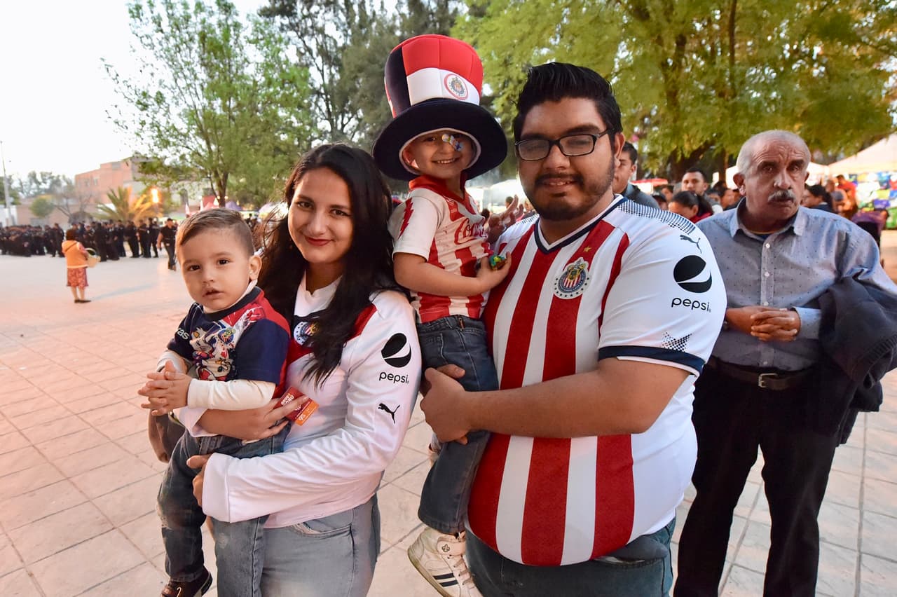 En familia llegaron los fanáticos de Chivas para el duelo contra Necaxa por el 
<a href="https://www.univision.com/deportes/futbol/liga-mx/" target="_blank">Clausura 2019</a>.