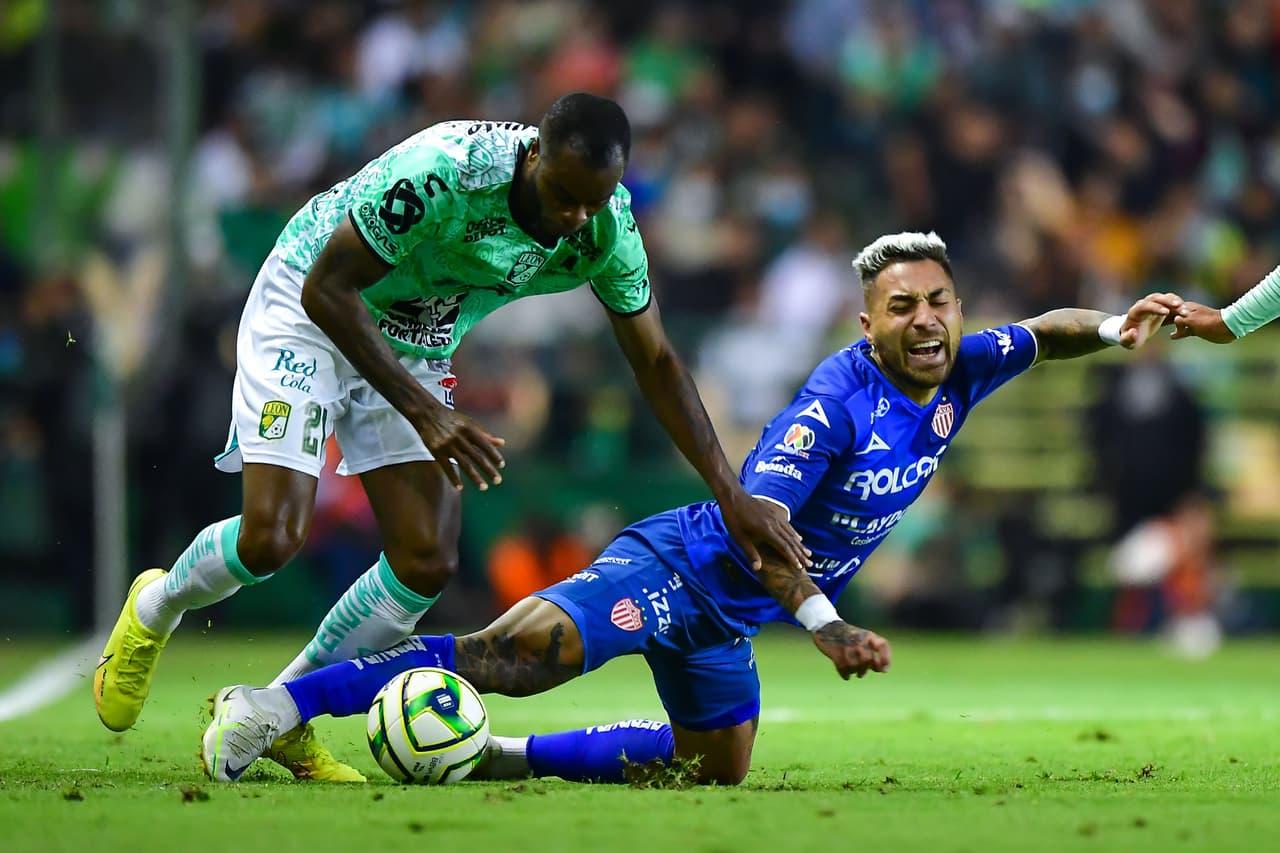 El León vino de atrás para derrotar al Necaxa y con ello sacar el primer triunfo del torneo.