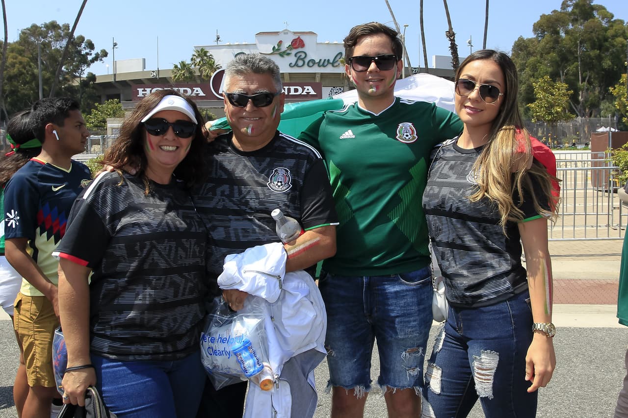 Los fanáticos mexicanos en gran número se preparan para el primer juego del Tri en la Copa Oro 2019 contra Cuba en el Rose Bowl.